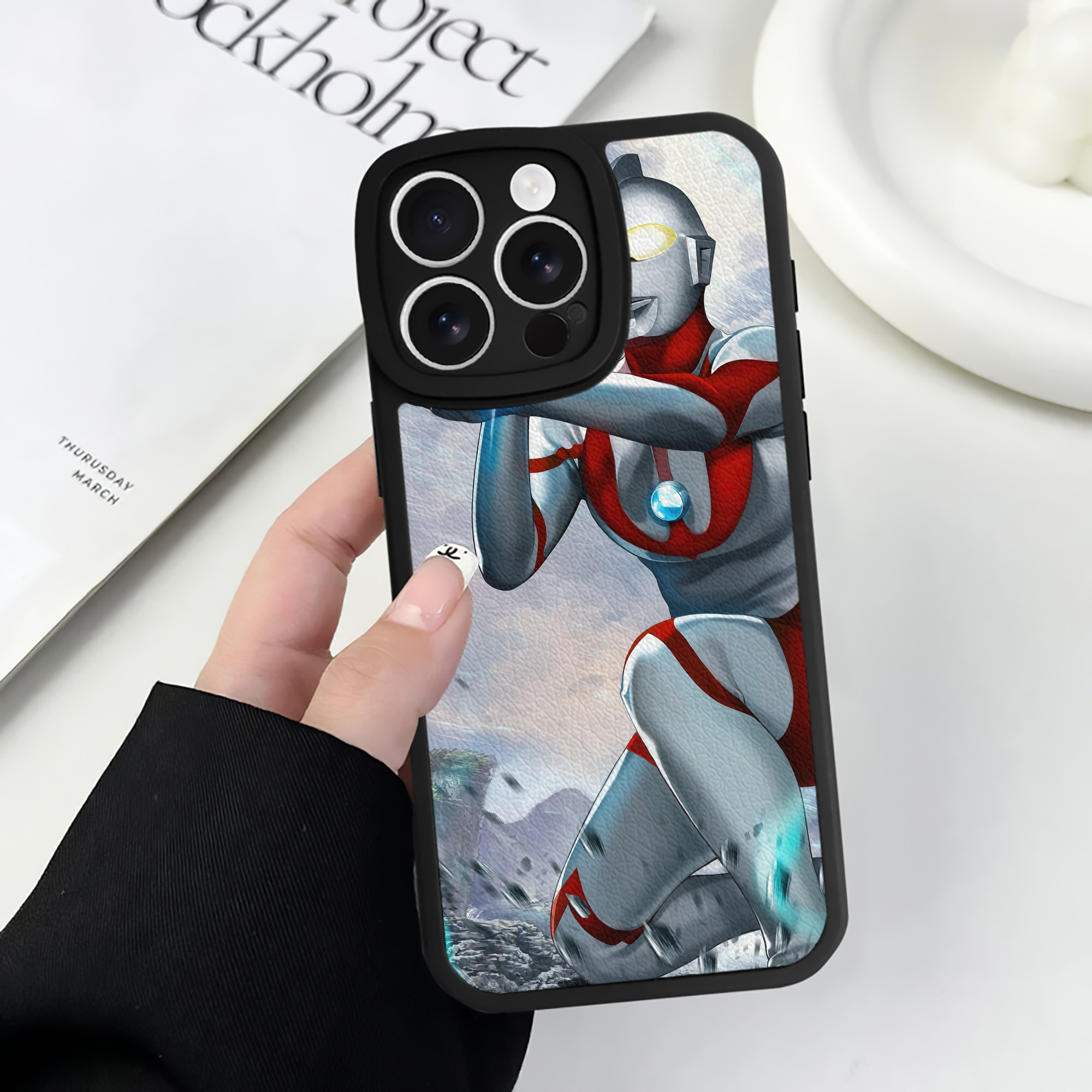 （画像用） ウルトラマン Ultraman 【iPhone 16シリーズ対応】シリコンスマホケース（レザー調） 材質：シリコン